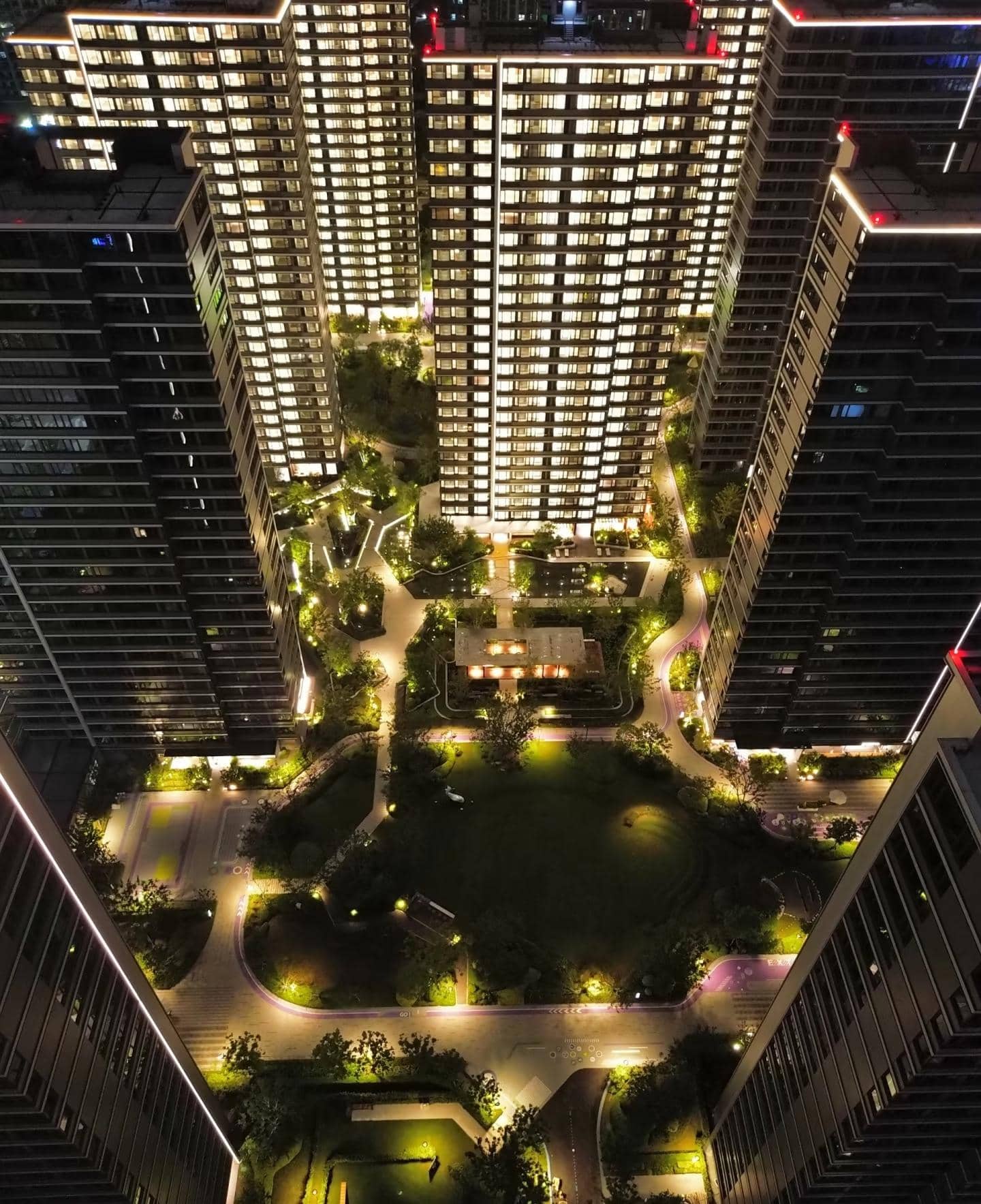 万科物业“太阳钟”技术入选《2025美丽中国绿色空间使用者年鉴》 引领社区智慧绿化新风尚